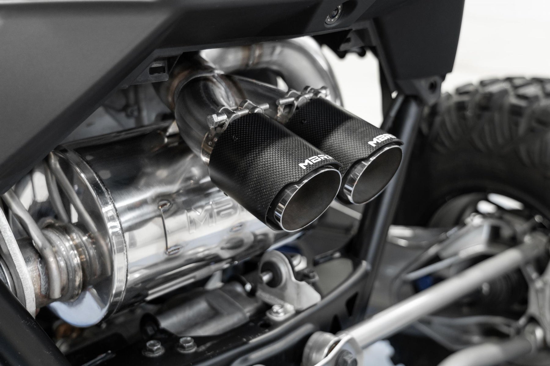 MBRP AT-9533PT - 2022-Up Polaris RZR PRO R T304 Single Slip-on Dual Outlet Performance Series Exhaust with Carbon Fiber Tips MBRP