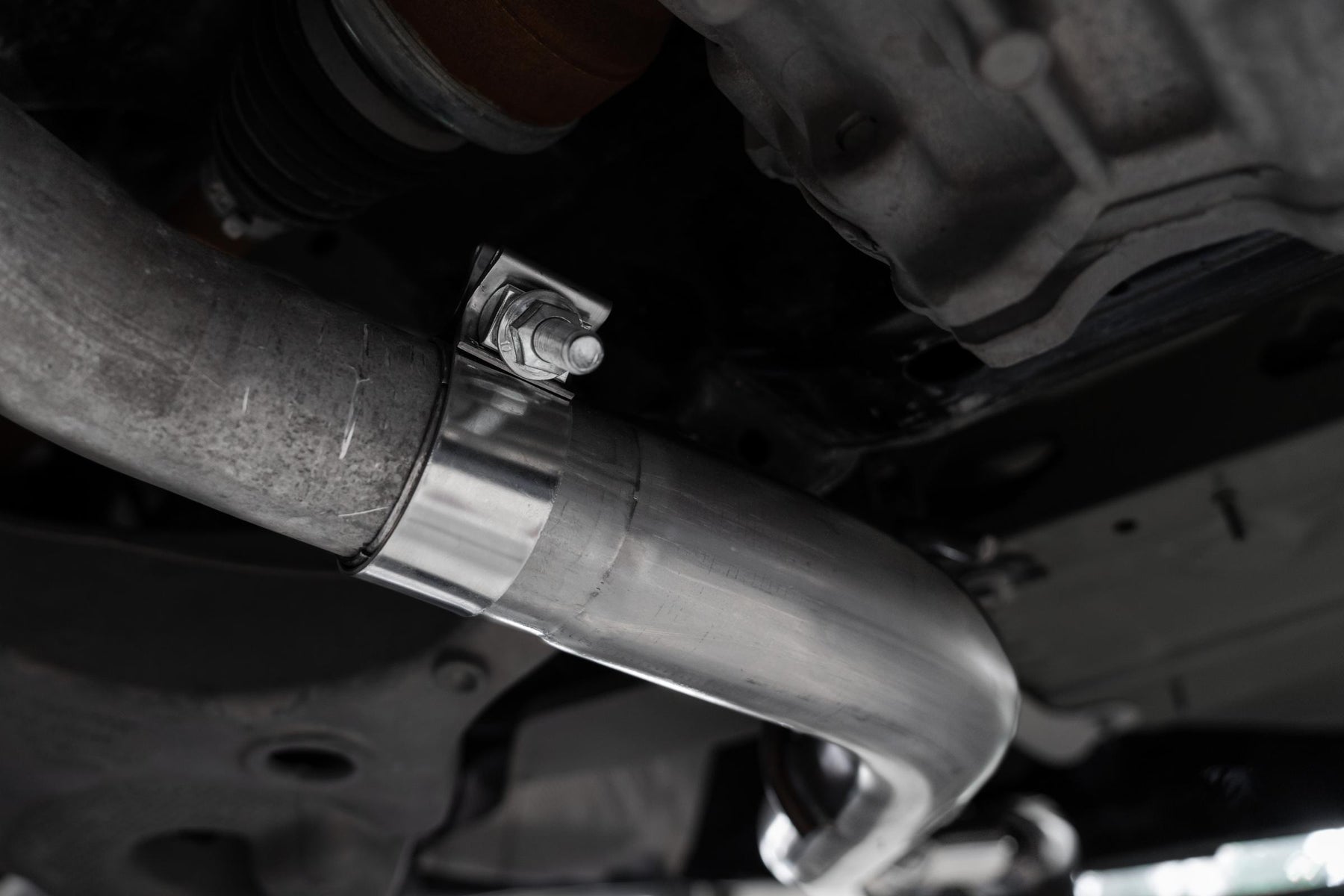 MBRP S52033CF - Axle-Back 2.5 inch Dual Rear Quad Carbon Fiber Tips (4) 4.0 inch OD Dual Out Explorer 20-Up Lincoln Aviator MBRP