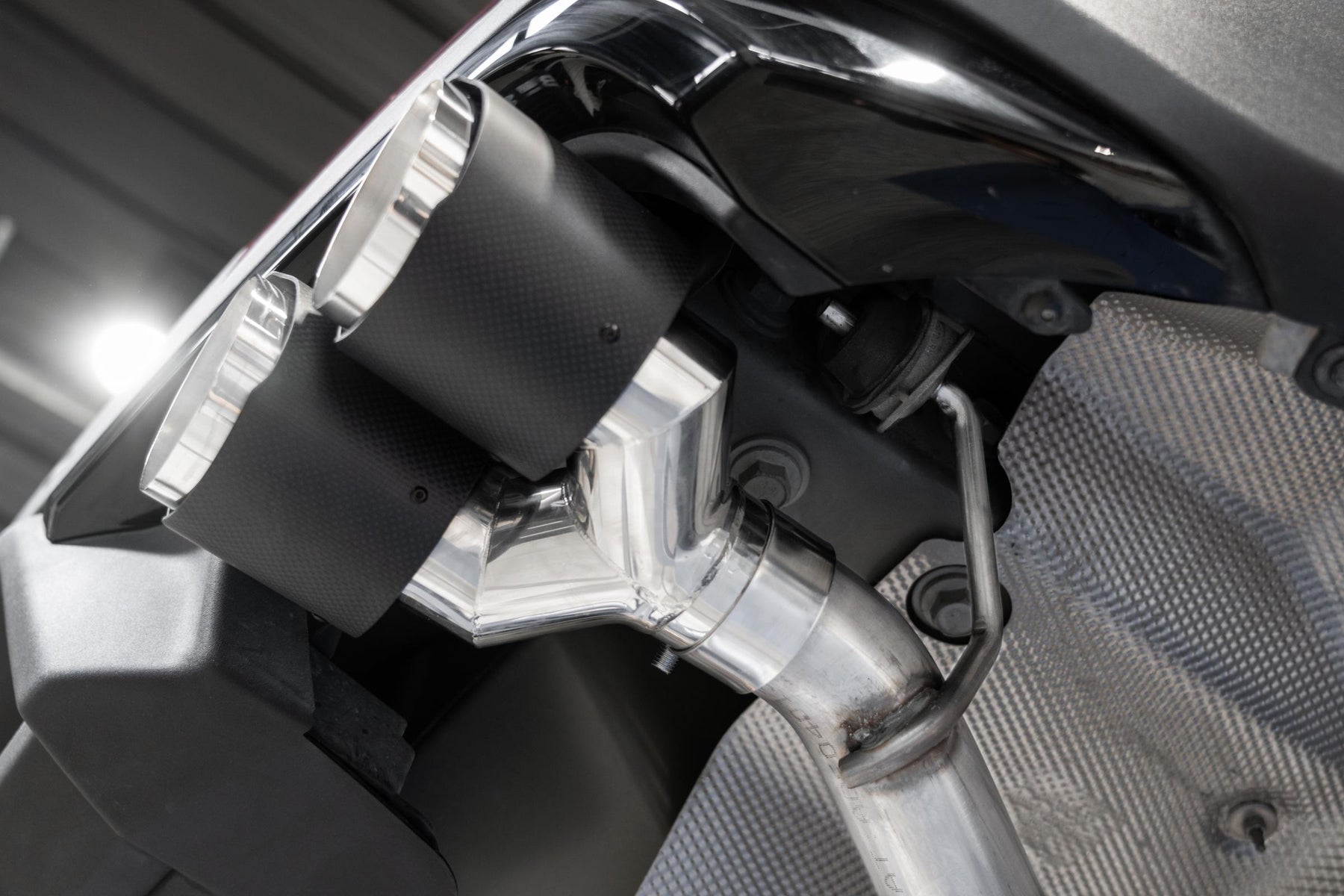 MBRP S52033CF - Axle-Back 2.5 inch Dual Rear Quad Carbon Fiber Tips (4) 4.0 inch OD Dual Out Explorer 20-Up Lincoln Aviator MBRP